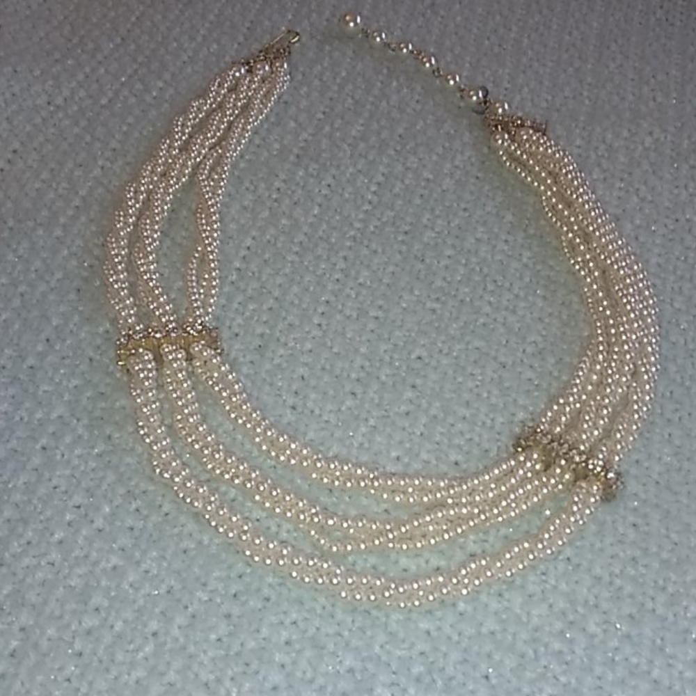 Small pearled necklace and bracelet